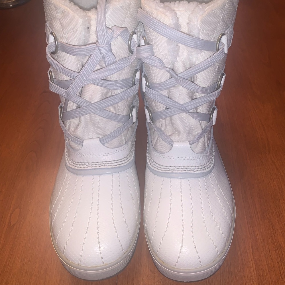 White/Light Gray Sorel Snow Boots Size 8. New with Box!